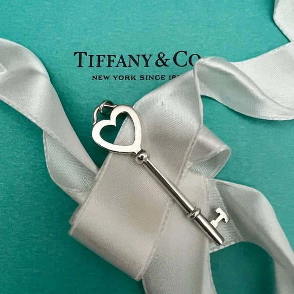 Retired Tiffany large open heart key - Picture 1 of 11